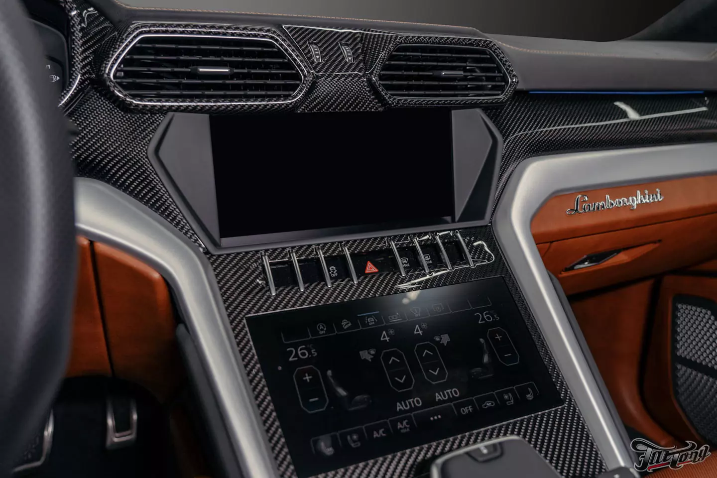 Ламинация элементов салона карбоном в шикарном Lamborghini Urus